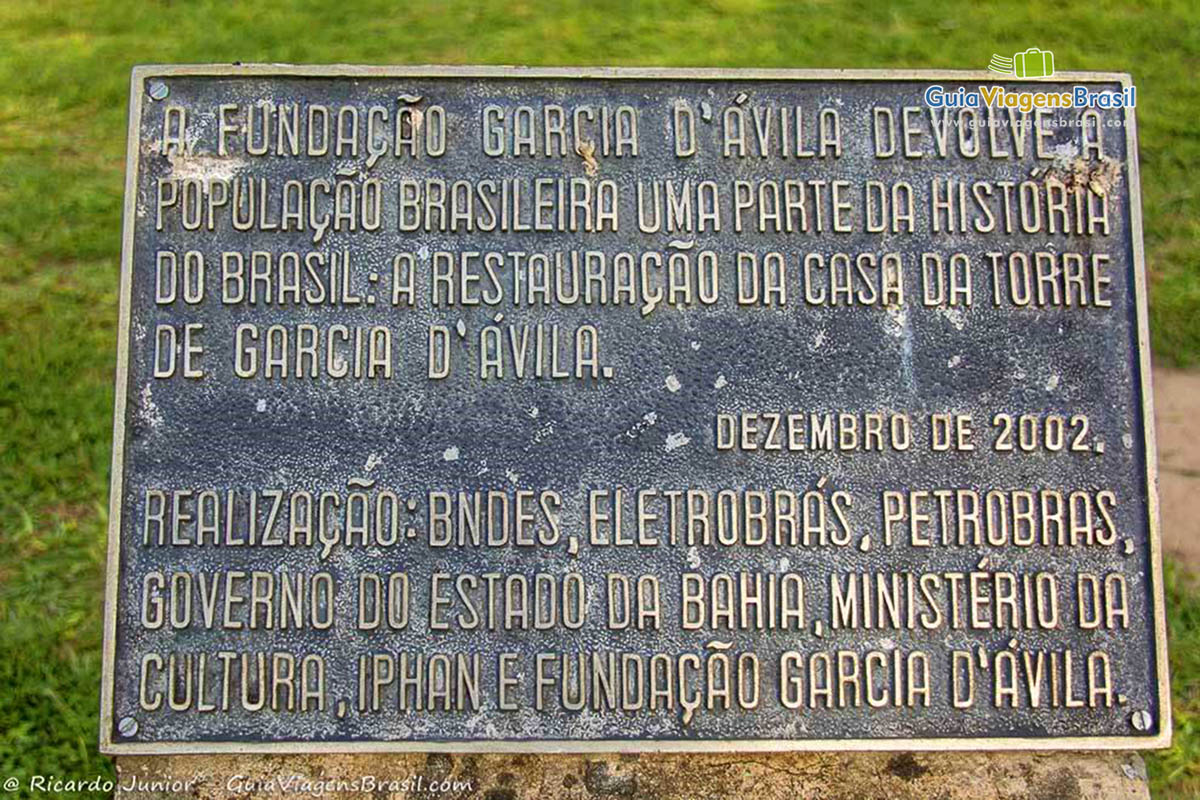 Imagem da placa que conta a fundação do Castelo.